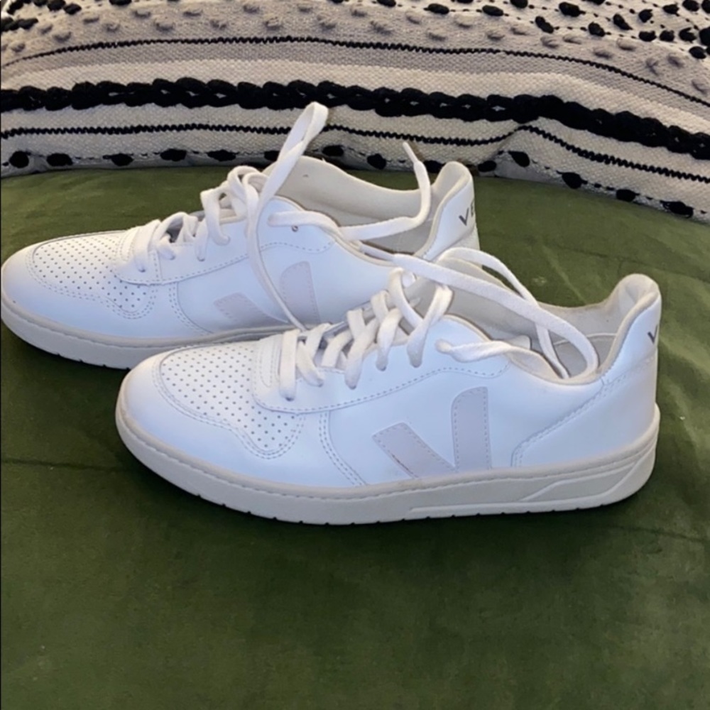 Veja V-10 Leather Extra White Size 8
